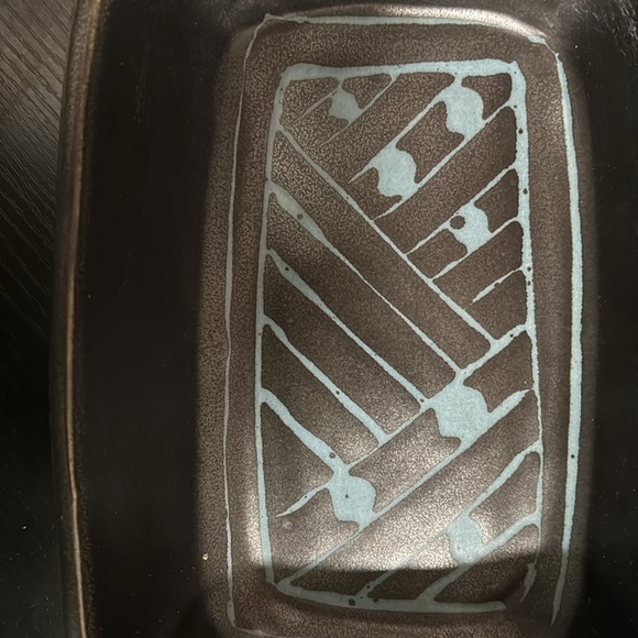 Studio pottery made casserole dish - Picture 2 of 9